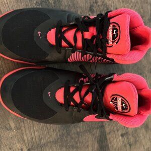 Nike Team Hustle D 8 (GS) basketball shoes. Boys Size 6 Pink and Black Nikes